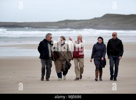 De 0001 SOUS EMBARGO VENDREDI 4 MAI (de gauche à droite) Nick Hide, Lynne Vandertie, John Roberts, Morvern McPhee et Mark Jabbusch, descendants directs de l'équipage et des survivants de la catastrophe d'Otrante HMS, qui a coulé en 1918 au large de la côte d'Islay Kilchoman, marcher le long de plage de l'île où beaucoup sont rejetés. Banque D'Images