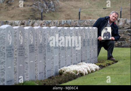 De 0001 SOUS EMBARGO VENDREDI 4 MAI Nick masquer, dans le cimetière à côté de la plage de Kilchoman sur Islay où son grand-père le capitaine Ernest Davidson, qui est mort dans la catastrophe d'Otrante HMS qui a coulé au large de la côte d'Islay en 1918, est enterré. Banque D'Images