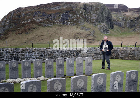 De 0001 SOUS EMBARGO VENDREDI 4 MAI Nick masquer, dans le cimetière à côté de la plage de Kilchoman sur Islay où son grand-père le capitaine Ernest Davidson, qui est mort dans la catastrophe d'Otrante HMS qui a coulé au large de la côte d'Islay en 1918, est enterré. Banque D'Images