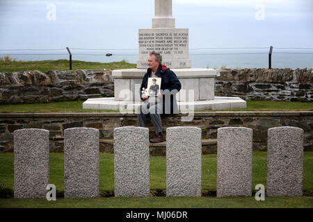 De 0001 SOUS EMBARGO VENDREDI 4 MAI Nick masquer, dans le cimetière à côté de la plage de Kilchoman sur Islay où son grand-père le capitaine Ernest Davidson, qui est mort dans la catastrophe d'Otrante HMS qui a coulé au large de la côte d'Islay en 1918, est enterré. Banque D'Images