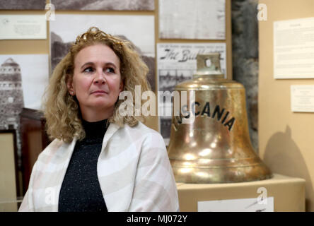 À l'embargo 0001 Vendredi 4 mai, Jennifer Jones du musée Smithsonian à Washington DC, aux côtés de l'écran dans le Museum of Islay Life sur le SS Tuscania catastrophe, qui a coulé en 1918 au large de la côte d'Islay. Banque D'Images