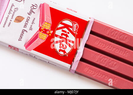 Bar de Kit-Kat Kitkat Kit Kat fait avec ruby les fèves de cacao ouvert à afficher le contenu du panier situé sur fond blanc - Découvrez une nouvelle expérience du chocolat Banque D'Images