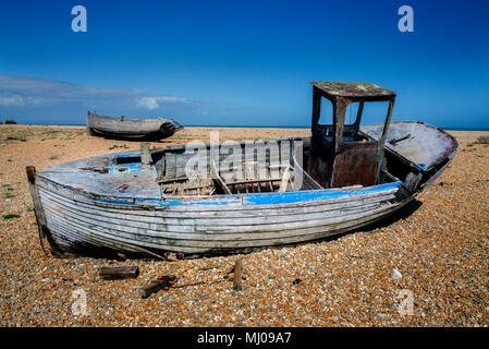 Un bateau de pêche en bois en cours de restauration sur la plage de galets à Dungeness, Sussex, Angleterre Banque D'Images