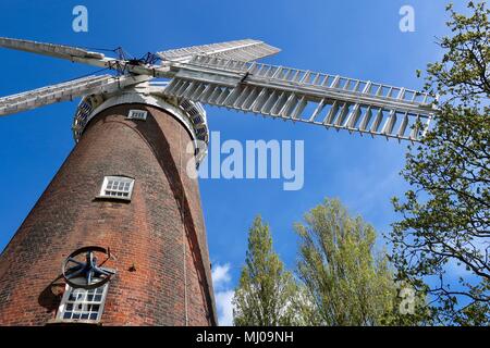 L'usine Buttrum également connu sous le nom de Trott's Mill à Woodbridge, Suffolk, UK. Construit en 1863. Restauré et classé Grade 2 maintenant. Pepper pot style. Banque D'Images