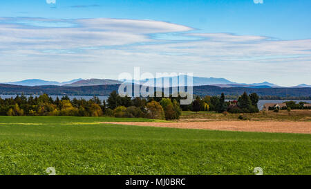 Paysage de campagne à Grand Isle, l'une des îles du lac Champlain avec les montagnes Vertes du Vermont sur le lac Banque D'Images