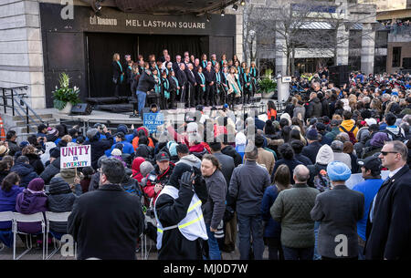 Toronto Chœur chante à Vigil après Van TorontoStrong,attaque,une ville en deuil sur la destruction massive par un Van sur le trottoir de Yong St.par Alek Minassian Banque D'Images