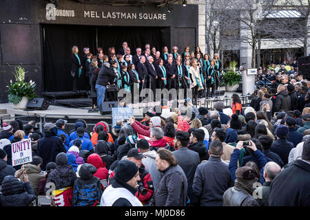 Toronto Chœur chante à Vigil après Van TorontoStrong,attaque,une ville en deuil sur la destruction massive par un Van sur le trottoir de Yong St.par Alek Minassian Banque D'Images