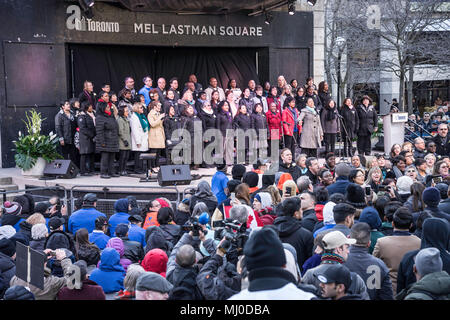 Toronto Chœur chante à Vigil après Van TorontoStrong,attaque,une ville en deuil sur la destruction massive par un Van sur le trottoir de Yong St.par Alek Minassian Banque D'Images