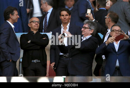 Joueur de tennis Rafael Nadal (au centre) dans les stands au cours de l'UEFA Europa League, demi-finale, deuxième jambe à Wanda Metropolitano, Madrid. Banque D'Images