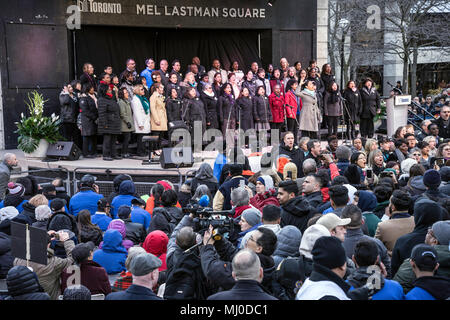 Toronto Chœur chante à Vigil après Van TorontoStrong,attaque,une ville en deuil sur la destruction massive par un Van sur le trottoir de Yong St.par Alek Minassian Banque D'Images