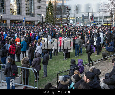 Toronto Chœur chante à Vigil après Van TorontoStrong,attaque,une ville en deuil sur la destruction massive par un Van sur le trottoir de Yong St.par Alek Minassian Banque D'Images