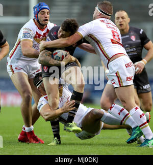 Saint Helens Mark Percival est abordé au cours de la Super League Betfred match au stade totalement méchants, St Helens. Banque D'Images