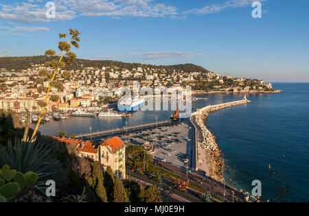Port Lympia comme vu à partir de la Colline du chateau - Nice - France Banque D'Images