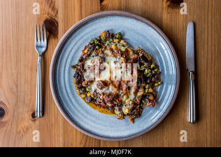 Macar Kebabi / hongroise avec la viande hachée , fromage fondu et les légumes sur une plaque de mélamine. Banque D'Images