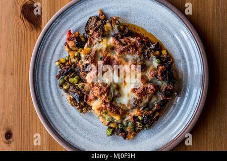 Macar Kebabi / hongroise avec la viande hachée , fromage fondu et les légumes sur une plaque de mélamine. Banque D'Images