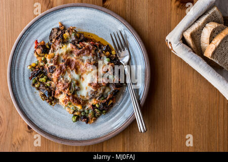 Macar Kebabi / hongroise avec la viande hachée , fromage fondu et les légumes sur une plaque de mélamine. Banque D'Images