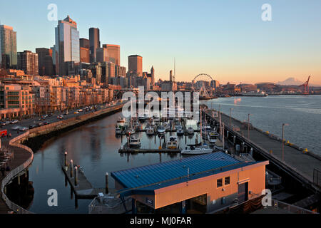 WA15321-00...WASHINGTON - coucher de soleil sur le front de mer de Seattle depuis l'embarcadère 66, y compris la marina de Bell Harbor, la Great Wheel, Coleman Dock, hghrises, Banque D'Images