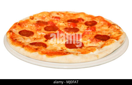 Pizza ronde avec saucisses et les tomates sur une plaque isolé sur un fond blanc. Banque D'Images