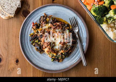 Macar Kebabi / hongroise avec la viande hachée , fromage fondu et les légumes sur une plaque de mélamine. Banque D'Images