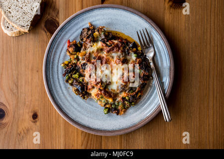 Macar Kebabi / hongroise avec la viande hachée , fromage fondu et les légumes sur une plaque de mélamine. Banque D'Images