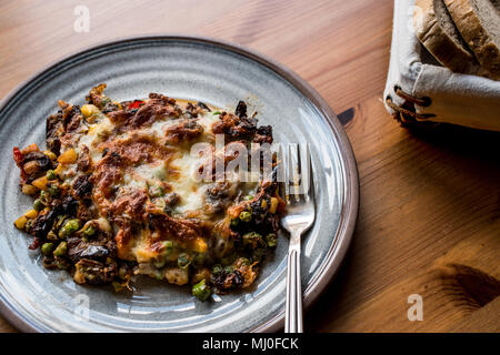 Macar Kebabi / hongroise avec la viande hachée , fromage fondu et les légumes sur une plaque de mélamine. Banque D'Images