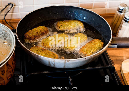Dans une poêle à frire Falafel. La nourriture traditionnelle. Banque D'Images