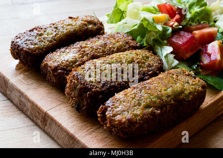 Falafel avec salade sur la surface en bois. La nourriture traditionnelle. Banque D'Images