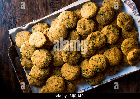 Pois chiches crus Falafel sur le bac avant la cuisson. La nourriture traditionnelle. Banque D'Images