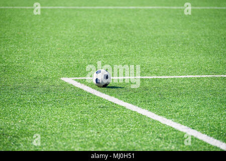 Ballon de football sur la pelouse du stade de football Banque D'Images