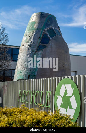 Cincinnati, Ohio - Circa 22 mars 2018 - poste de pilotage et du fuselage d'un avion se tient debout à l'extérieur d'une usine de recyclage sur Spring Grove Avenue. Banque D'Images