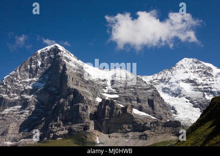 La face nord de l'Eiger et le Mönch, à partir de la Kleine Scheidegg, avec l'Eigergletscher sur la droite, canton de Berne, Suisse Banque D'Images