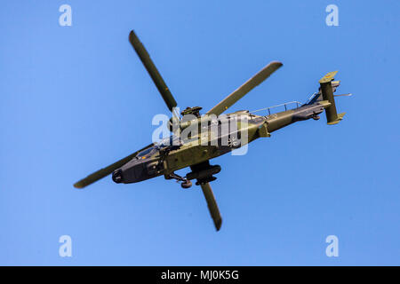 BERLIN / ALLEMAGNE - 28 avril 2018 : bimoteur militaire hélicoptère de combat Tigre, d'Airbus Helicopters vole à l'aéroport de Berlin Schoenefeld /. Banque D'Images