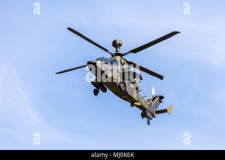 BERLIN / ALLEMAGNE - 28 avril 2018 : bimoteur militaire hélicoptère de combat Tigre, d'Airbus Helicopters vole à l'aéroport de Berlin Schoenefeld /. Banque D'Images