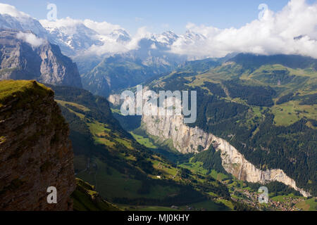 La spectaculaire vallée de Lauterbrunnen depuis le pic de l'Männlichen, Oberland Bernois, Suisse Banque D'Images