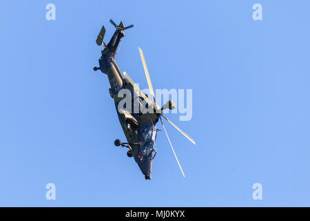 BERLIN / ALLEMAGNE - 28 avril 2018 : bimoteur militaire hélicoptère de combat Tigre, d'Airbus Helicopters vole à l'aéroport de Berlin Schoenefeld /. Banque D'Images