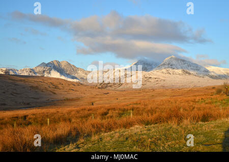 Gamme de Snowdonia avec saupoudrage de neige au lever du soleil Banque D'Images