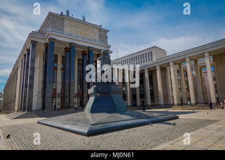 Moscou, Russie- avril, 24, 2018 : vue extérieure de la bibliothèque d'Etat de Russie. Monument de l'écrivain F. M. Dostoïevski Banque D'Images