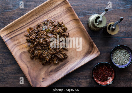 Cuisine turque et Kavurma / Boeuf braisé sur une surface en bois. Banque D'Images