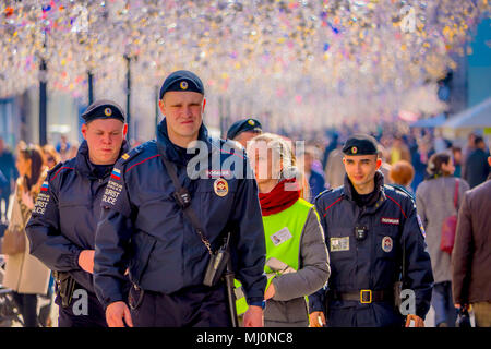 Moscou, Russie- avril, 24, 2018 : vue extérieure de personnes non identifiées portant des uniformes de police pour protéger les personnes et de marcher sous une ambiance festive les lumières de Noël sur rue Nikolskaïa Banque D'Images