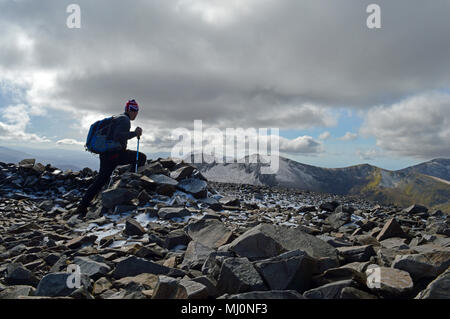 Randonneur sur marcher jusqu'à Mynydd Mawr près de Snowdonia Rhyd du, Banque D'Images