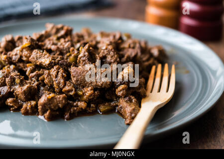 Cuisine turque et Kavurma / Boeuf braisé sur une surface en bois. Banque D'Images