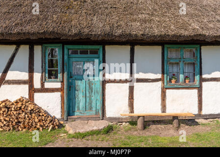 Façade de maison blanchie à la chaux et au toit de chaume en musée en plein air village Kluki. Pologne Banque D'Images