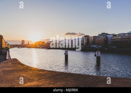 DUBLIN, IRLANDE - avril 30th, 2018 : Coucher de soleil sur la rivière Liffey et vue sur les toits de DUblin Banque D'Images