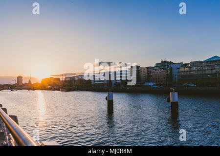 DUBLIN, IRLANDE - avril 30th, 2018 : Coucher de soleil sur la rivière Liffey et vue sur les toits de DUblin Banque D'Images