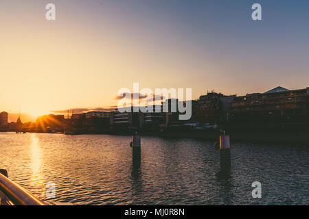 DUBLIN, IRLANDE - avril 30th, 2018 : Coucher de soleil sur la rivière Liffey et vue sur les toits de DUblin Banque D'Images