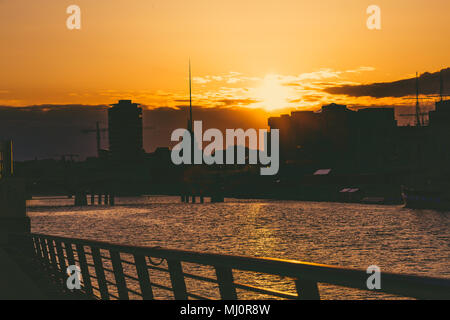 DUBLIN, IRLANDE - avril 30th, 2018 : Coucher de soleil sur la rivière Liffey et vue sur les toits de DUblin Banque D'Images