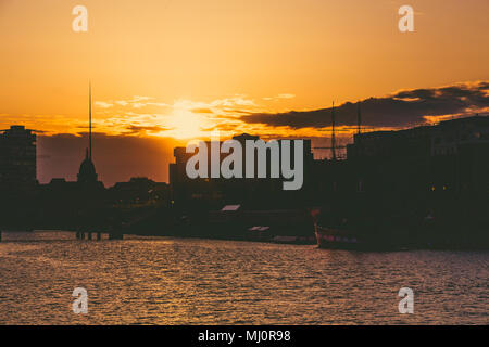 DUBLIN, IRLANDE - avril 30th, 2018 : Coucher de soleil sur la rivière Liffey et vue sur les toits de DUblin Banque D'Images