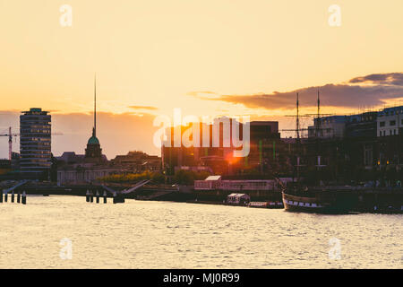 DUBLIN, IRLANDE - avril 30th, 2018 : Coucher de soleil sur la rivière Liffey et vue sur les toits de DUblin Banque D'Images