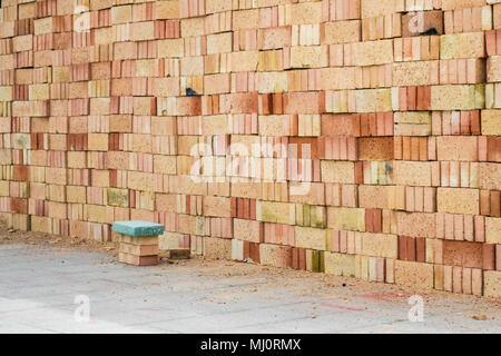 Des piles de briques dans la construction Site Banque D'Images