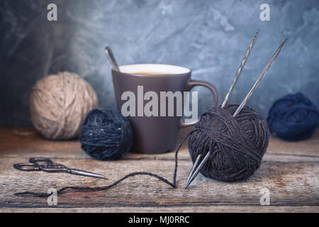 Beige, gris et marron yarn balls sur un fond de bois rustique, tonique Banque D'Images